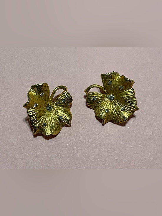 Unique Vintage Jewelry - Vintage Gold Tone Rhinestone Leaf Clip on Earrings #9930